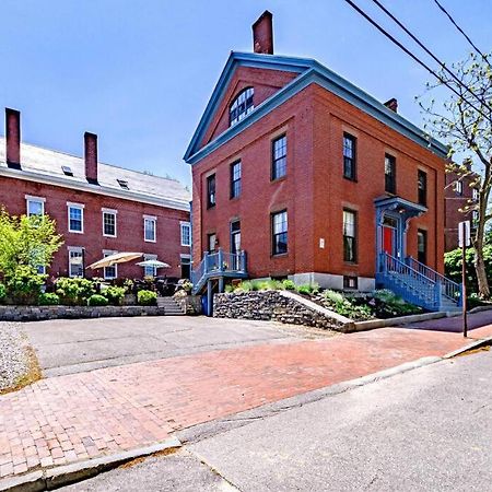 Historic Corner Apartment With Patio & Off Street Parking Portland Exterior photo