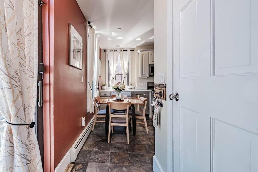 Historic Corner Apartment With Patio & Off Street Parking Portland Exterior photo