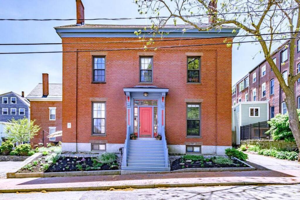 Historic Corner Apartment With Patio & Off Street Parking Portland Exterior photo