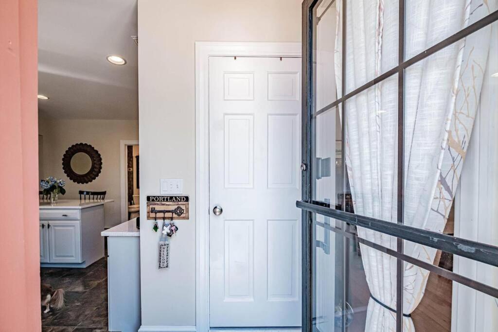 Historic Corner Apartment With Patio & Off Street Parking Portland Exterior photo